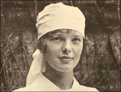 Née en 1897, ado, elle voulait jouer au basket et faire de la mécanique automobile. Pendant la Première Guerre mondiale, elle s'engageât comme aide-infirmière à Toronto. 
Elle profitait de ses temps libres pour observer les entraînements du Royal Flying Corps.