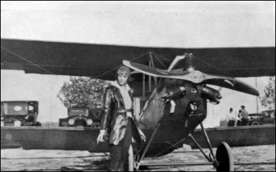 En 1921, elle débute ses cours de pilotage et 6 mois plus tard, elle fait l'acquisition de ce superbe biplan Kinner Airstertwo, tout jaune, qu'elle appelle ''Canary''.