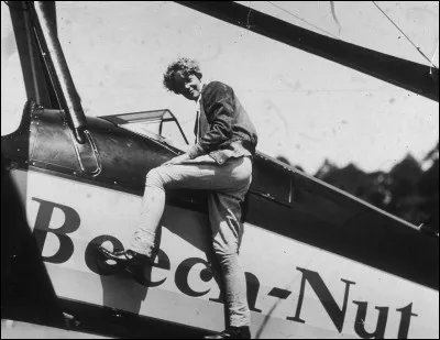 Le 22 octobre 1922, en route vers les îles Canaries, elle fit voler son engin si haut (4300 m) qu'elle établit un record mondial pour un pilote féminin.
