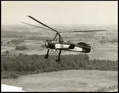 En 1927, elle devient la première femme à traverser l'Atlantique à bord d'un avion. 1931, elle porte cet appareil (autogyro) à une attitude record de 5600 m.