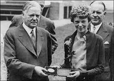 Le Congrès américain lui a décerné la ''Flying Cross'', jamais encore remise à une femme, pour son ''héroisme et exploit extraordinaire'' !
On la voit ici, accompagnée du Président des États-Unis, Hebert Hoover, pour la remise honorifique de la '' National Geographic ''.