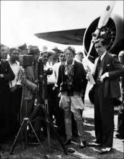 La même année, elle réalise un transcontinental sans arrêt de Los Angeles à Newark, New Jersey et elle améliorera son temps record dès 1933.