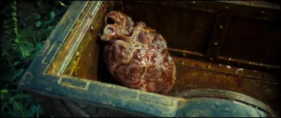 Dans une scène coupée de "Pirates des Caraïbes 3", que fait le Gouverneur par rapport au cur de Davy Jones ?