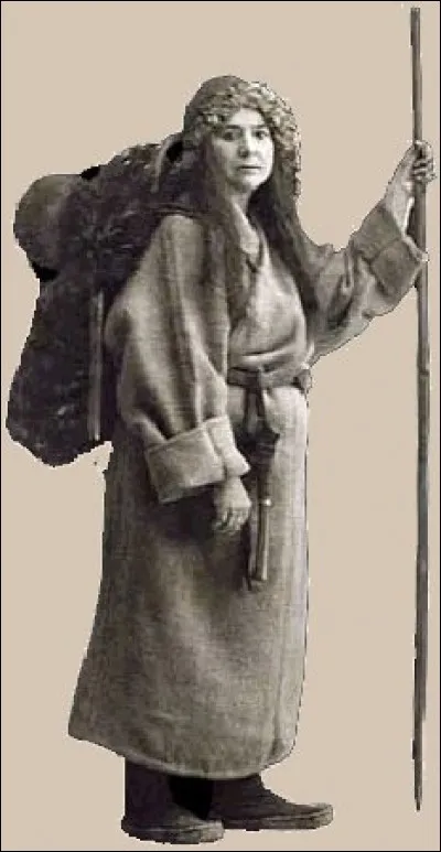 Je vais vous laissez là, pour l'instant, car ce quiz est déjà presque un roman (et ma vie n'en est pas à sa moitié !). Mon prénom étant Alexandra, retrouvez mon nom !