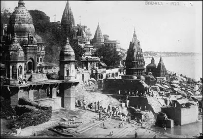 Évidemment, l'envie de voyager ne me quittait pas... Avant de me mettre à l'écriture d'un opéra, en 1894, c'est décidé : je plaque tout pour Ceylan, puis vers la Mecque des Hindous ... (Complétez !)