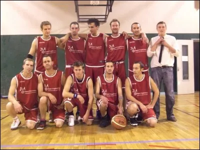 Jusqu'à quel niveau le club "seniors masculins" est-il monté ?