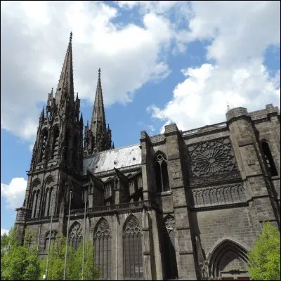Comment se nomme la cath&eacute;drale de Clermont-Ferrand, situ&eacute;e non loin d'une statue du pape Urbain II ?