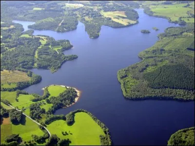 Comment s'appelle le grand plateau granitique de 1 800 km&sup2; dans le Limousin ?