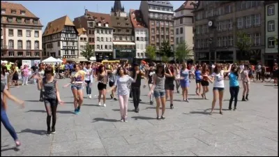 Comment se nomme la principale place de la ville de Strasbourg ?