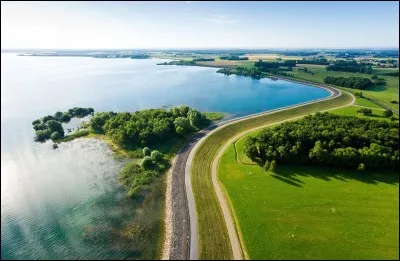 Quel lac de Champagne-Ardenne est le plus grand lac artificiel d'Europe, en excluant les lacs de barrages ?