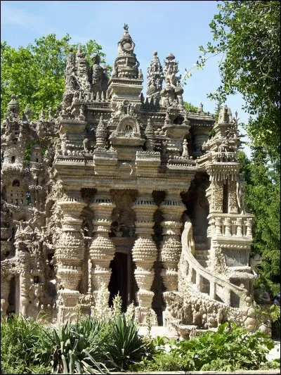 Comment se nomme ce lieu situ&eacute; &agrave; Hauterives et class&eacute; monument historique depuis 1969 ?
