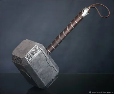 Après la mort d'Odin, qui détruit le le marteau de Thor ?