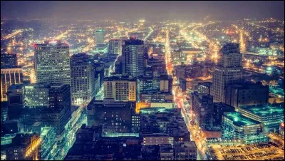 Cleveland est une ville importante de l'Ohio située au bord du lac Érié. Comment se nomme son pays ?