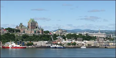 Québec est une ville située sur le fleuve Saint-Laurent. Trouvez son pays.