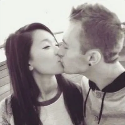 Comment s'appelle sa copine de mars 2018 ?