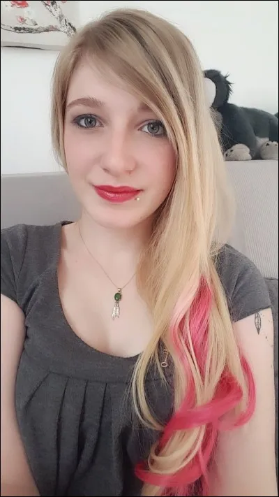 Qui est son amie de Sims ?