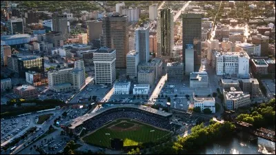Comment s'appelle le pays de la ville nommée Winnipeg ?