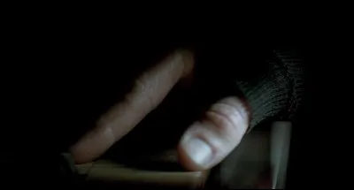 Voici une main qui va passer un sale quart d'heure, la faute à la jalousie. A qui est-elle ?