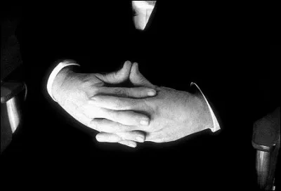 Voici des mains croisées sur un ventre, appartenant à un très célèbre personnage, un expert dans son métier. A qui sont-elles ?