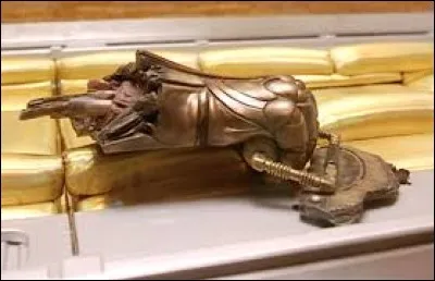 Voici une main dans un gantelet, grâce à laquelle tout un personnage va être reconstitué (il s'agit de science-fiction). A qui est cette main ?