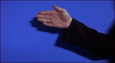 Voici une main sur fond bleu (équivalent au fond vert), qui appartient à un présentateur météo qui n'est pas des plus sympathiques. Quel est le film ?