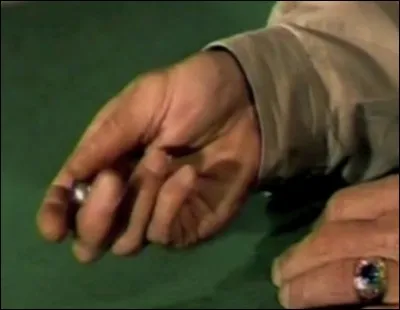 Voici une main nerveuse qui joue en permanence avec des dés, bien que le lieu ne s'y prête pas. Quel est ce film célèbre ?