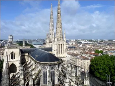 Comment se nomme la cathédrale bordelaise dans laquelle le mariage de Louis VII fut célébré ?