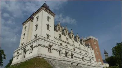 Quel roi de France est né au château de Pau dans le Béarn ?