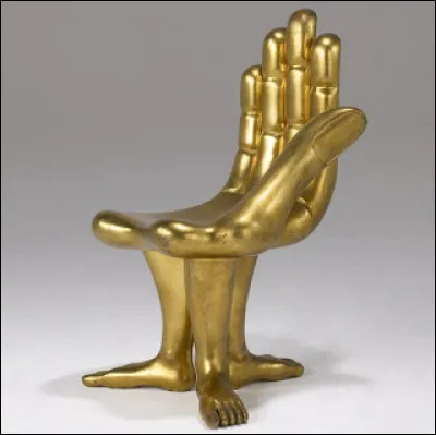 Comment s'assoir de façon originale ? Sur un siège "main ouverte". Il pourrait être amusant d'imaginer certaines réunions officielles sur des sièges mains qui prendraient la forme... ?