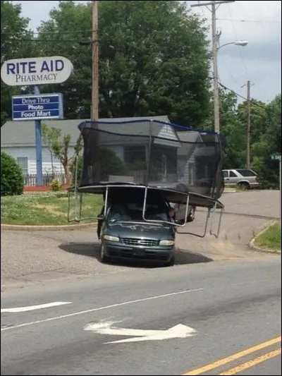 Si, si, ces personnes ont passé le permis de conduire... On peut être heureux que le propriétaire conducteur ait évité... ?