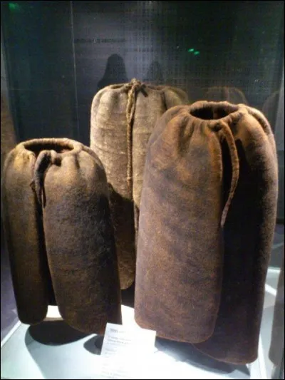 Ces capes proviennent de Chine, Province du Yunnan. Elles sont composées de poils de yacks, de poils de moutons, et aussi... ?