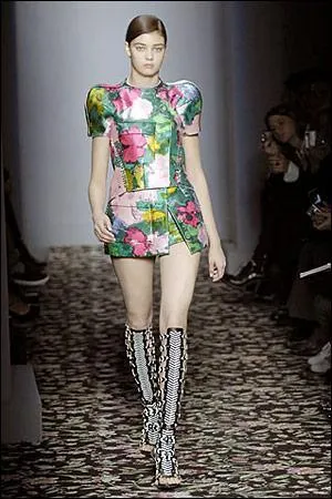 Cette robe est de la maison Balenciaga, mais qui en tait le styliste  ce moment l ?