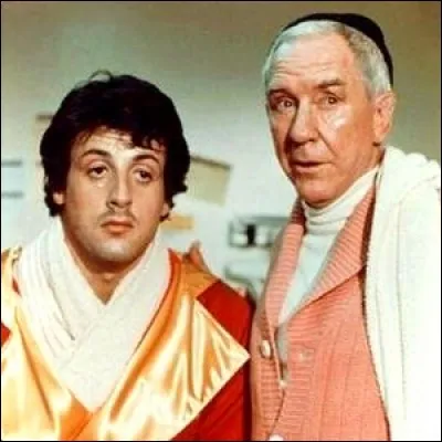 Quel précieux cadeau Mickey offre-t-il à Rocky ?