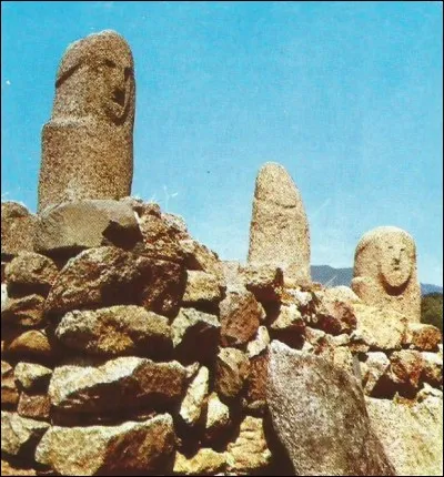 En corse, où trouve-t-on des menhirs sculptés ?