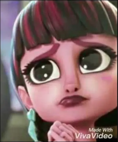 Combien de fois Draculaura a-t-elle fait cette expression de visage pour persuader Dracula de laisser les monstres s'installer chez eux dans "Bienvenue à Monster High" ?
