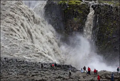 Dettifoss, au nord-est de l'Islande, est considérée comme la plus grande [...] d'Europe.