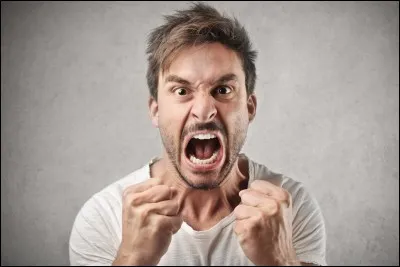 Il me critique dans mon dos, ça commence à bien faire, c'est ...