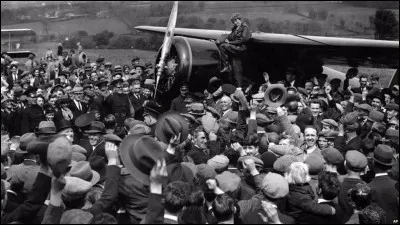 Amelia Earhart a été la première femme à traverser l'océan Atlantique en avion en solitaire. En quelle année était-ce ?