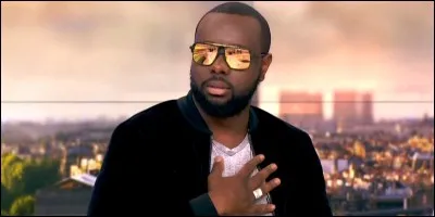 Lequel de ces hommes ne quitte jamais ses lunettes ?