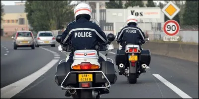 Je n'ai pas fait un kilom&egrave;tre que deux motards m'ont arr&ecirc;t&eacute; pour exc&egrave;s de vitesse, &eacute;nerv&eacute; je leur ai dit qu'ils ..., du coup j'ai pris une prune !