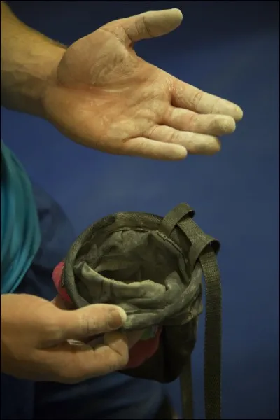 Comment s'appelle la poudre utilisée par les grimpeurs en escalade ?