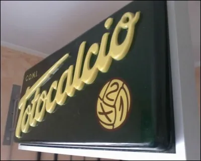 En 1977, Platini fut sollicité par un grand club italien mais le transfert échoua et finalement il continua sa carrière à Nancy jusqu'à la fin de saison 1979. Quel était ce club désireux de le recruter en 1977 ?