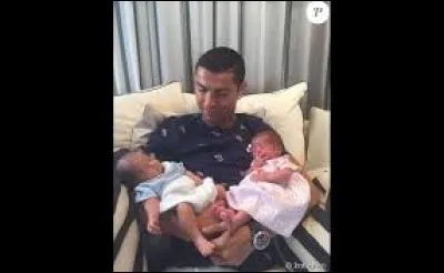 Comment s'appellent ses jumeaux ?