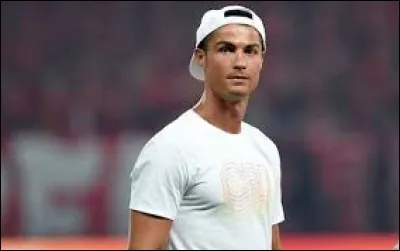 Qui est le footballeur avec qui Ronaldo se met en "concurrence" ?