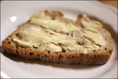 Quelle délicieuse tranche de pain beurrée ! Son nom rime avec l'une des deux confiseries proposées. Laquelle ?