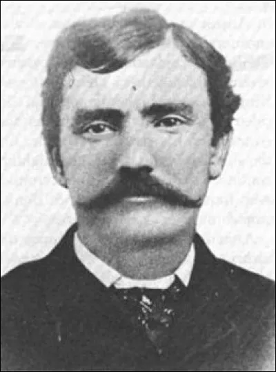 C'était un as de la gâchette. Il a d'abord été cow-boy avant de devenir hors-la-loi.
Qui est-il ?