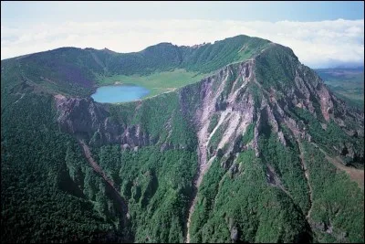 Sur quelle île se trouve le volcan Halla ?