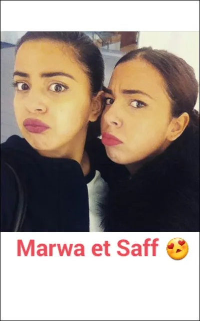 A-t-elle une sur jumelle ?