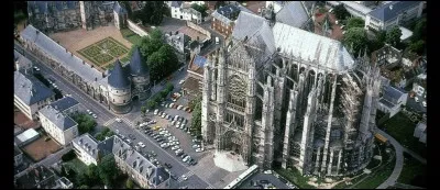Quelle est cette ville où Jeanne Hachette résista à Charles le Téméraire, duc de Bourgogne au XVe siècle ?