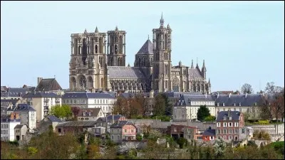Quelle est cette ville fortifiée sur un plateau et la préfecture de son département ?